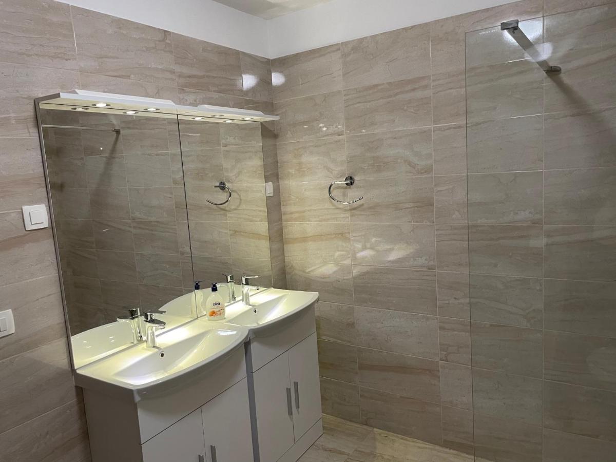 Villa Mira ***** Pinezići エクステリア 写真